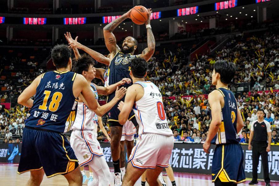 广东宏远关键时刻强势反弹,志在欧篮联名次提升,更衣室稳定,训练强度明显提升的简单介绍 广东宏远关键时刻强势反弹,志在欧篮联名次提升,更衣室稳定,训练强度明显提升的简单介绍